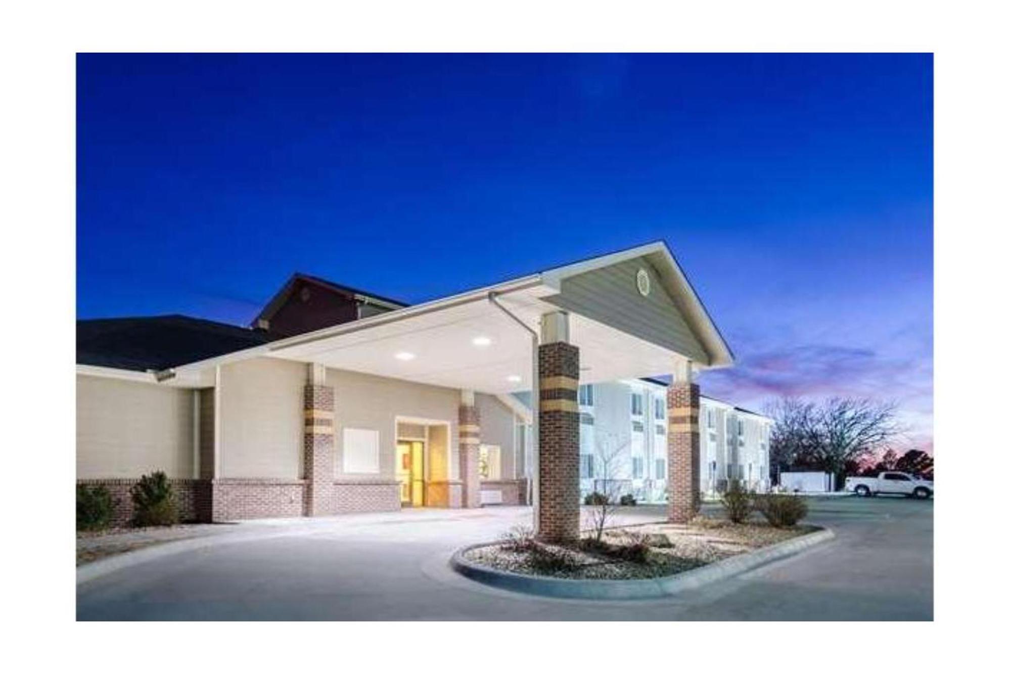 Park View Inn & Suites Hoisington Near Great Bend Exterior photo