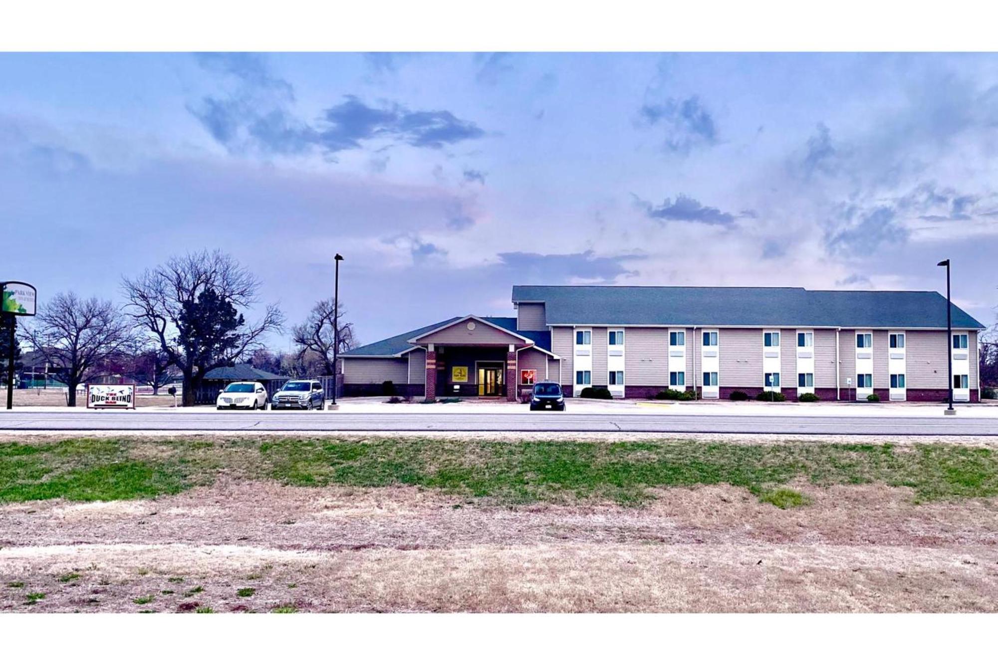 Oyo Hotel Park View Inn & Suites Hoisington Near Great Bend Exterior photo