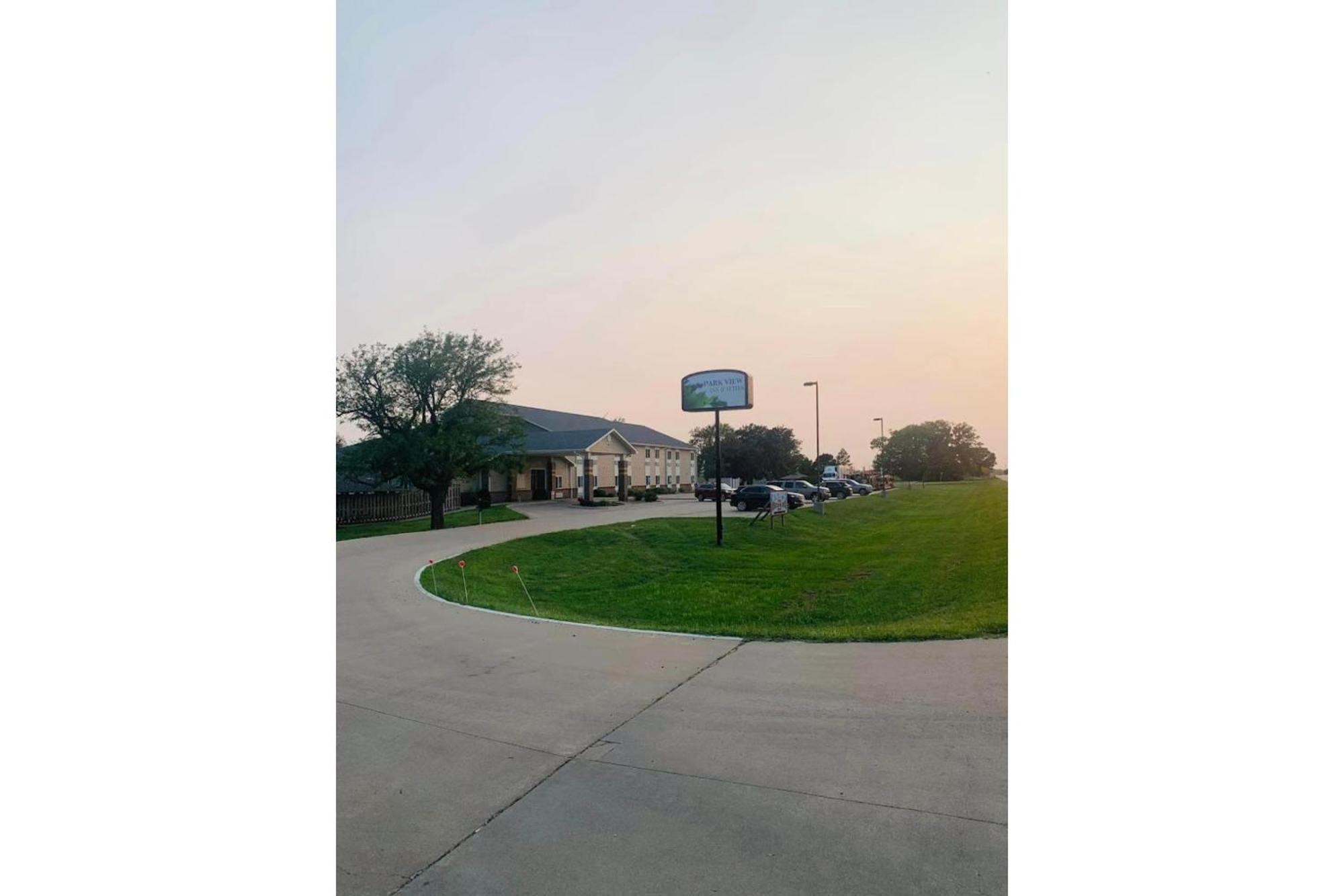 Oyo Hotel Park View Inn & Suites Hoisington Near Great Bend Exterior photo